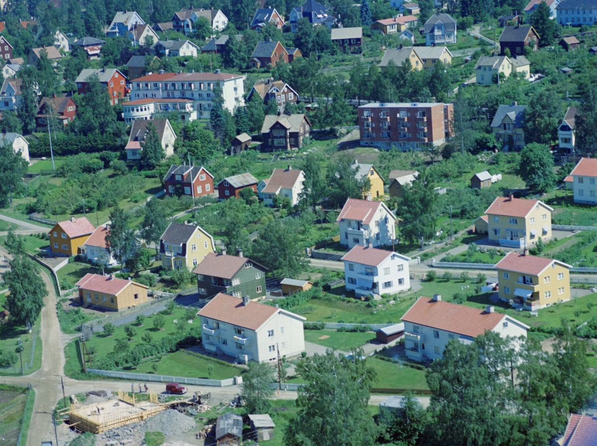 Flyfoto, Lillehammer med Oppland Hotel øverst til venstre. Nederst krysset Weidemannsgate og Suttestadvegen og Møinichensgate på tvers. De store hvite husene foran er Weidemannsgate 16 og Weidemannsgate 18