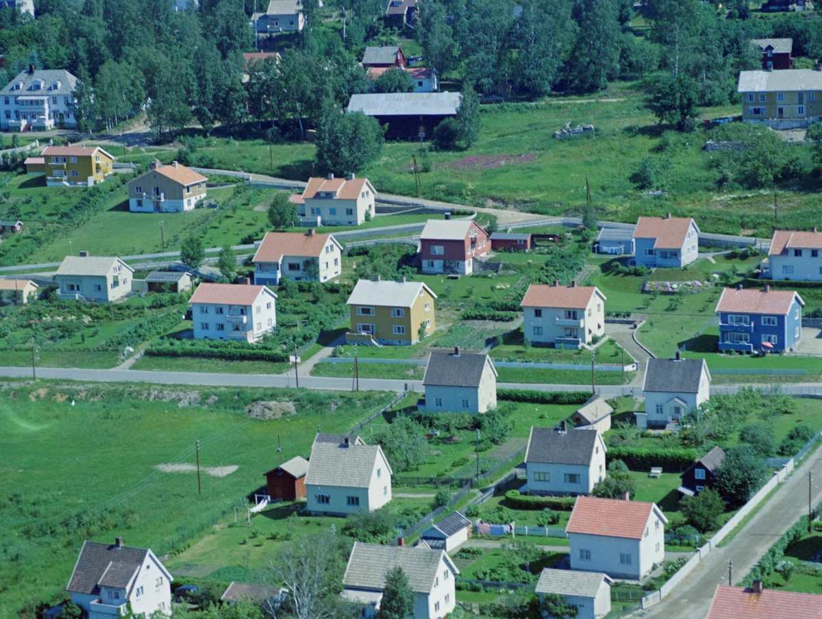Flyfoto, Lillehammer, bebyggelse, ved Hamarvegen og krysset mellom Breisethvegen og Erik Vullums veg. Ser glimt av Bellevue Pensjonat i øvre venstre hjørne.