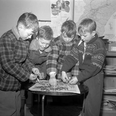 Fire gutter i Adresseavisen med innsamlete penger til Ungarnhjelpen. Foto/Photo.