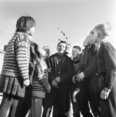 Barn kaster på stikka på Kalbakken, .mars 1964.