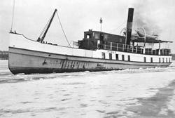 Mjøsbåten D.S. Hamar tar seg fram gjennom mjøsisen.