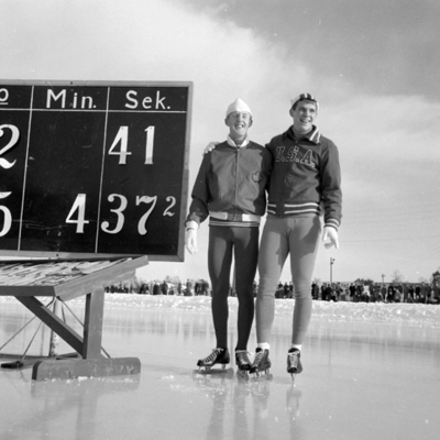 Paul Enock, Canada 4.37.2 på 3000m og Eddie Rudolp, USA, 41.0, skøyteløp, Hamar Stadion.. Foto/Photo.