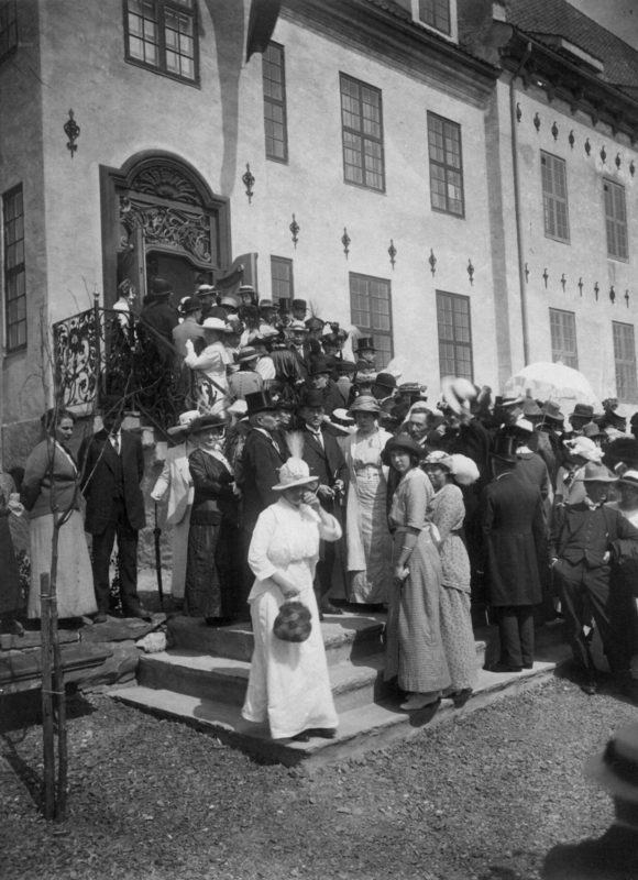 Publikum foran Bybygningen, bygning nr. 311,ved åpningen av Byavdelingen, på Norsk Folkemuseum i 1914.