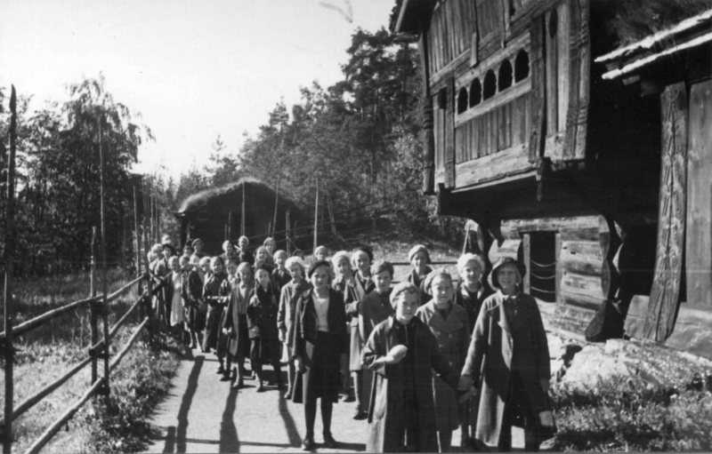 Skolebarn i Setesdalstunet på Norsk folkemuseum, 1934.