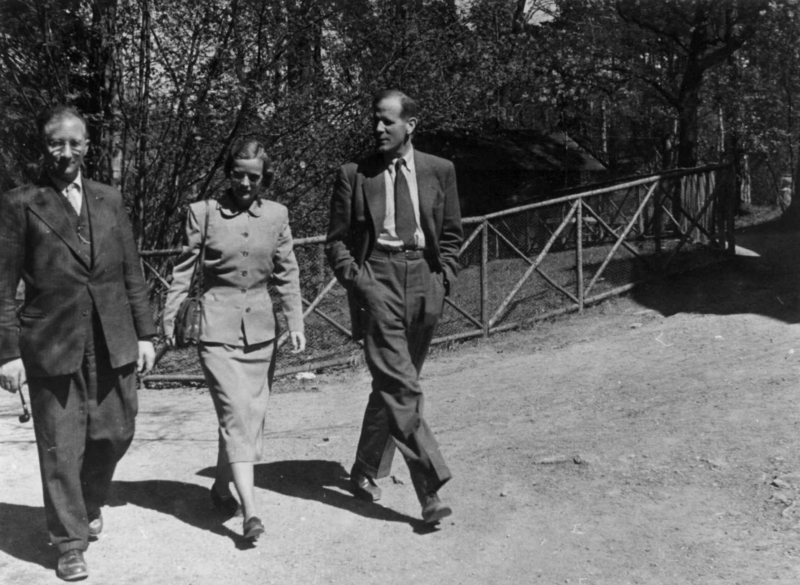 Underbestyrer Hilmar. Stigum, koservator Marta Hoffmann og direktør Kjellberg  ute i Friluftsmuseet  i 1951.