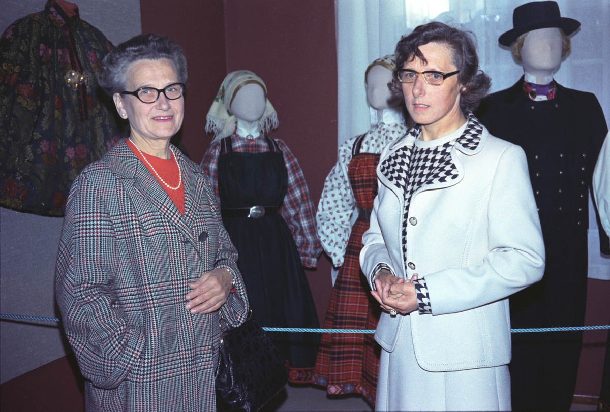 Gunnvor Schønning og Aagot  Noss under åpningen av utstillingen: Rønnaug Pettersens Bunadsdokker.
Bunaden og tradisjonen attom i 1974.