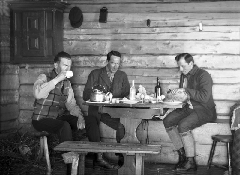Fritjof Arentz, Sigurd Mørch og Bernt Jebsen spiser frokost i av husene på Trøan. Fotografert påsken 1929.