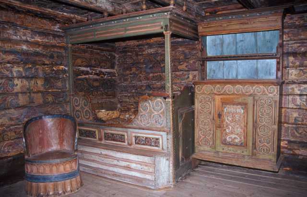 Stue fra Akkerhaugen, Sauherad ca.1800, bygning nummer 132 på Norsk Folkemuseum.Cappelenstua, som den også er kalt, ligger på Telemarkstunet og er innvendig rikt dekorert. Her fra hjørnet med senga, framskapet og en kubbestol.