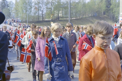 17. Mai. Brumunddal. 1970. Barnetoget, skoletoget, . Foto/Photo.