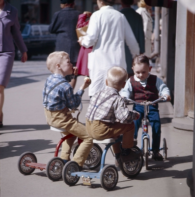 fortau, barn, gutter3, lek, trehjulsykler, Donald-sykler. Foto/Photo.