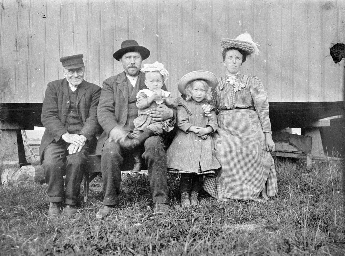 Kragerud familebilde
Fra v. Herman Kragerud, Johan K., Karl K. (på fanget), Helga K., Josefine K. (Eiers svigermor)
Bildet tatt på en benk foran en uthusvegg