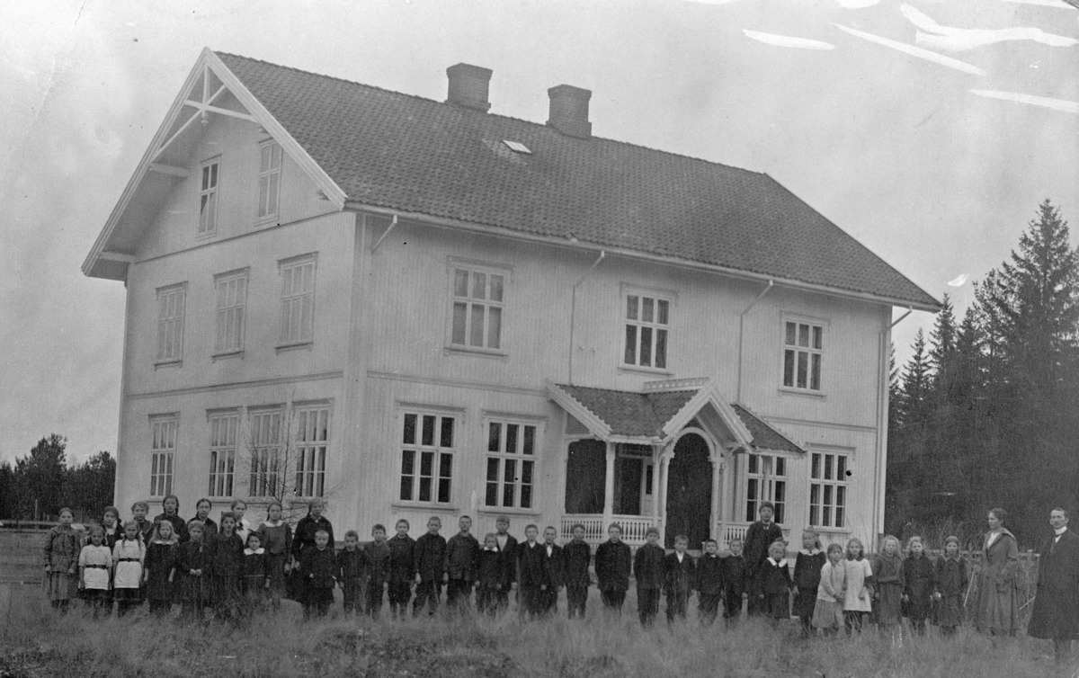 Mogreina Skole. Elever og lærere oppstilt utenfor. Lærere t.h.: Thorolf Lyssand og Alvhild Hovden. Foto/Photo.