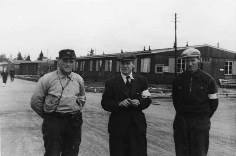 H. Asper, S. Ellingsen og Haug utenfor den russiske brakka.