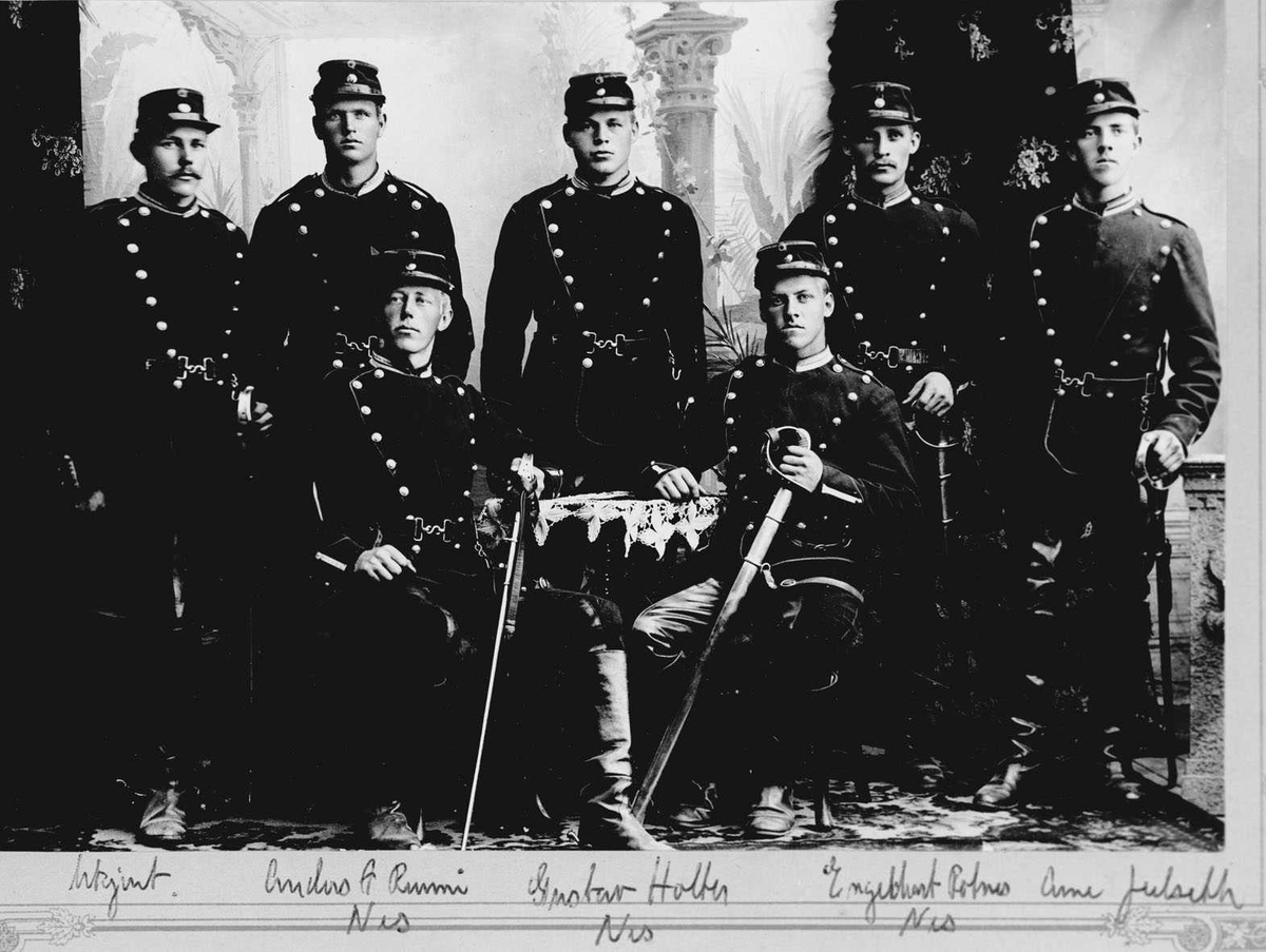 Fra regimentsamlingen på Gardermoen 1896.  Ordonanser i kaval.