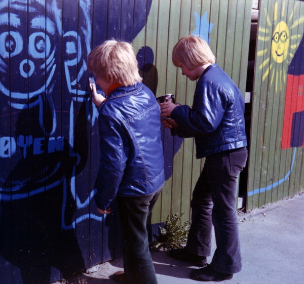 Barn fra Tøyen Juniorklubb dekorerer / maler på plankegjerde langs Kjølberggata. Fra "Aksjon Spire 1973".