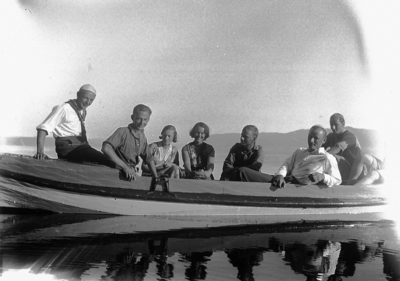 Gruppe ungdom i båt på vannet utenfor Kvalstua, Helgøya.. Foto/Photo.