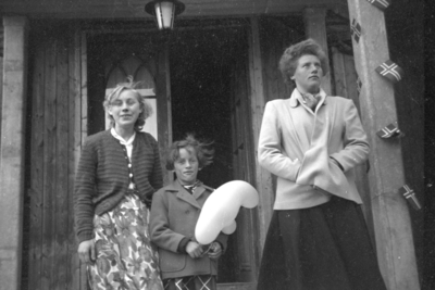 .Gruppe, 17. mai. Barn med ballong. Norske flagg. Kathrine Bjørge, Moelv, flankert av døtrene til Even Framdahl, Torborg og Magnhild Framdahl.