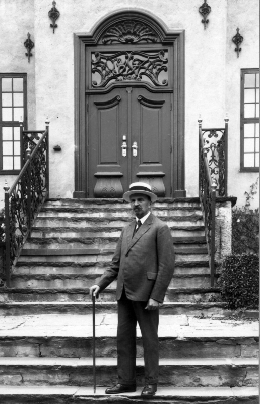 Direktør Hans Aall på trappen foran Bybygningen, bygning nr. 311.