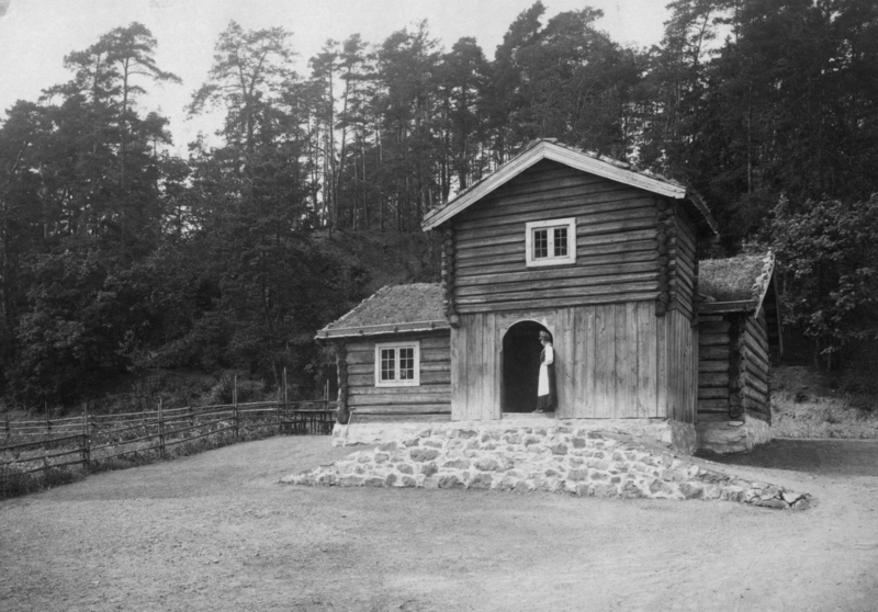 Barfrøstua fra Gammelstu Trønnes i Stor-Elvdal, Østerdalen.
Foto: O. Væring (1907).