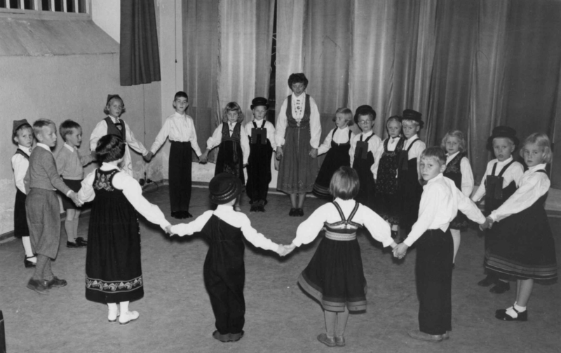 Barn fremfører folkedans på Norsk Folkemuseum i 1953.